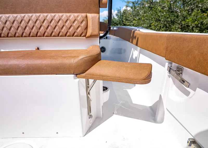 Slide: The Image of Sea Hunt Ultra 245 SE 2026 - 11