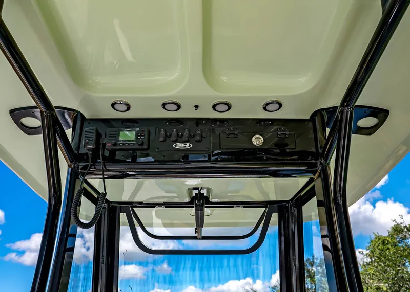 Slide: The Image of Sea Hunt Ultra 245 SE 2026 - 12