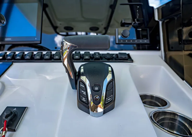 Slide: The Image of Sea Hunt Ultra 245 SE 2026 - 15