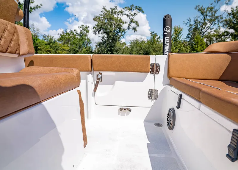 Slide: The Image of Sea Hunt Ultra 245 SE 2026 - 9