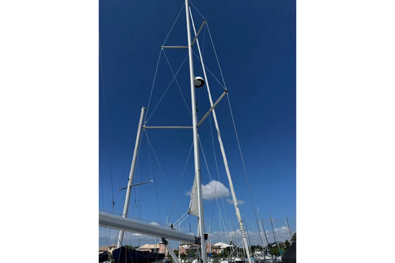 Slide: The Image of Tall mast of a 2005 Hunter 38 sailboat against a clear blue sky. - 17