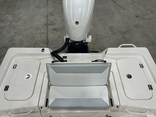 Slide: The Image of Skeeter SX221 2026 - 10