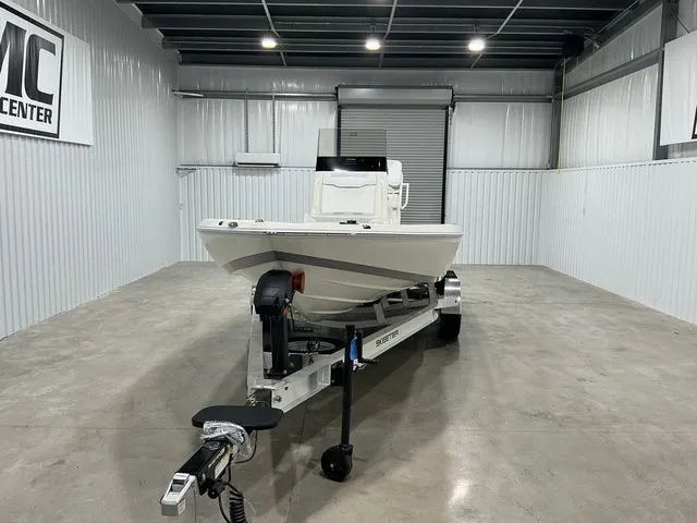 Slide: The Image of Skeeter SX221 2026 - 2