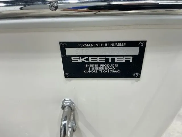 Slide: The Image of Skeeter SX221 2026 - 21