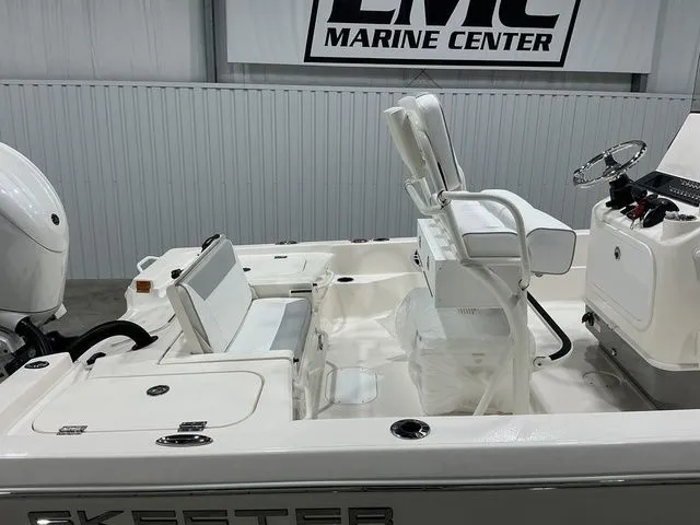 Slide: The Image of Skeeter SX221 2026 - 6