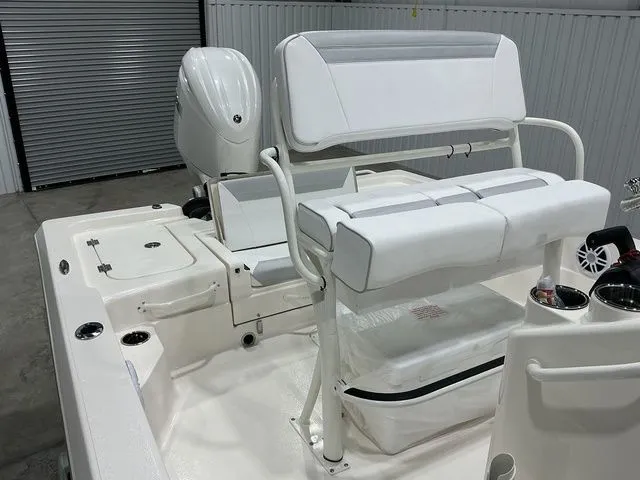 Slide: The Image of Skeeter SX221 2026 - 9