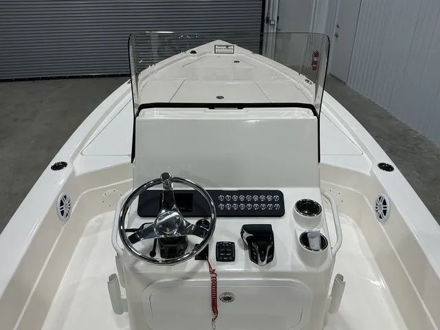 Slide: The Image of Skeeter SX241 2026 - 15