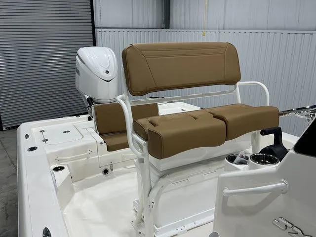 Slide: The Image of Skeeter SX241 2026 - 18