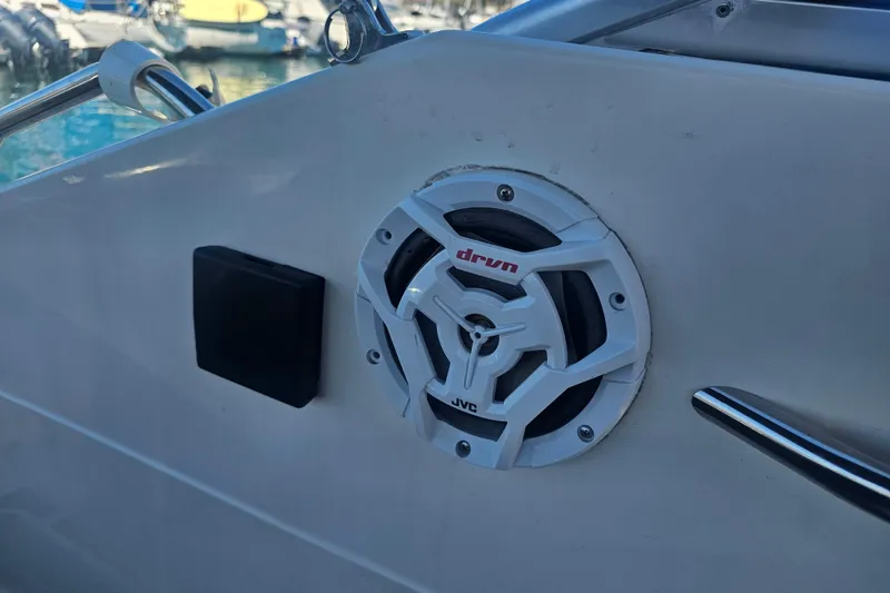 Slide: The Image of Speaker on 1999 Maxum 2400 SCR boat, featuring JVC drvn audio system. - 14