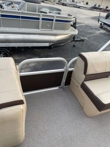 Slide: The Image of Sun Tracker Party Barge 22 DLX 2018 - 10