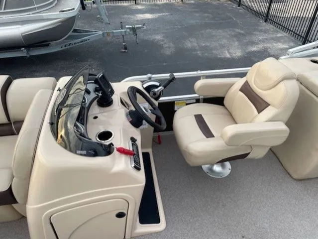 Slide: The Image of Sun Tracker Party Barge 22 DLX 2018 - 11