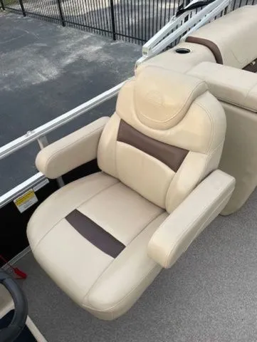 Slide: The Image of Sun Tracker Party Barge 22 DLX 2018 - 13