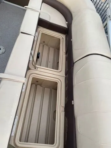 Slide: The Image of Sun Tracker Party Barge 22 DLX 2018 - 16