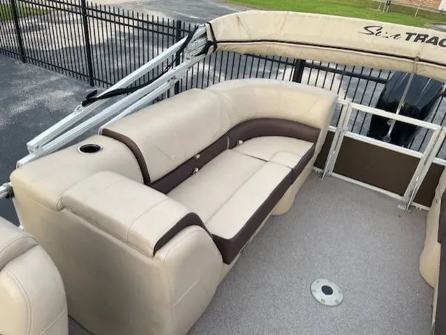 Slide: The Image of Sun Tracker Party Barge 22 DLX 2018 - 17