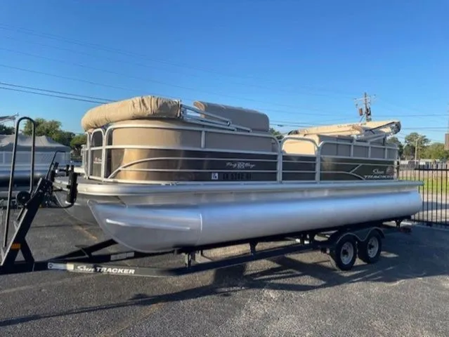 Slide: The Image of Sun Tracker Party Barge 22 DLX 2018 - 3