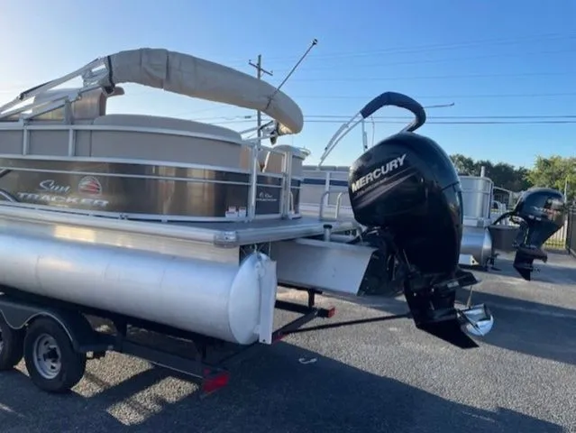 Slide: The Image of Sun Tracker Party Barge 22 DLX 2018 - 4