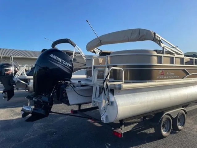 Slide: The Image of Sun Tracker Party Barge 22 DLX 2018 - 5