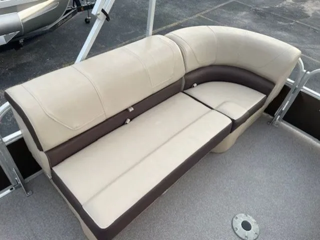 Slide: The Image of Sun Tracker Party Barge 22 DLX 2018 - 7