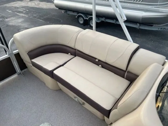 Slide: The Image of Sun Tracker Party Barge 22 DLX 2018 - 8