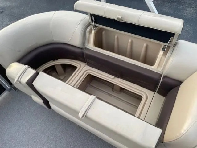 Slide: The Image of Sun Tracker Party Barge 22 DLX 2018 - 9