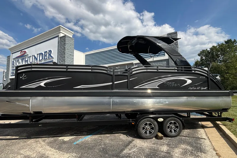 The Image of 2026 JC NEPTOON 27TT SPORT pontoon boat on trailer at Big Thunder dealership. - 1