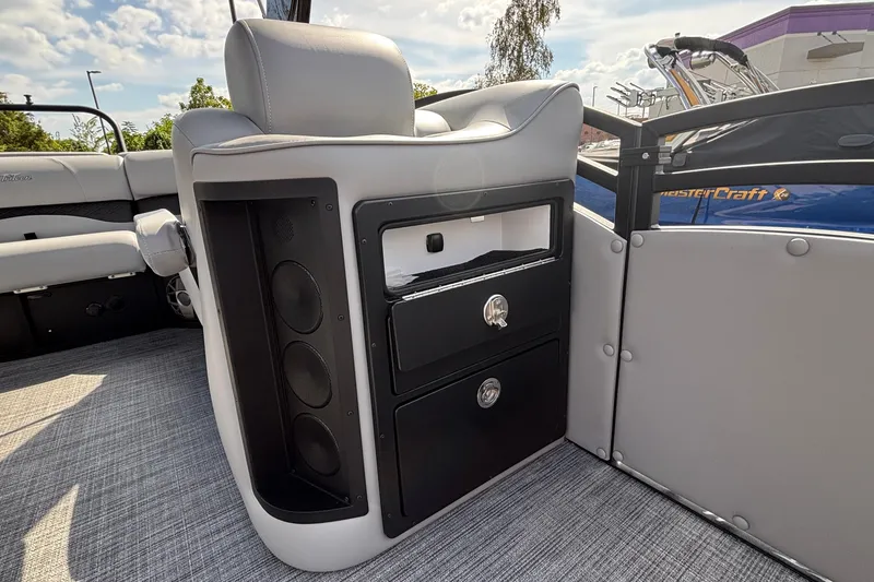 Slide: The Image of Interior of 2026 JC NEPTOON 27TT SPORT boat with seating and storage compartments. - 36