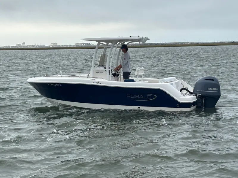 The Image of Robalo R222 2023 - 0