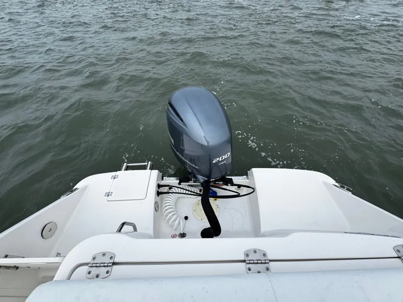 Slide: The Image of Robalo R222 2023 - 10