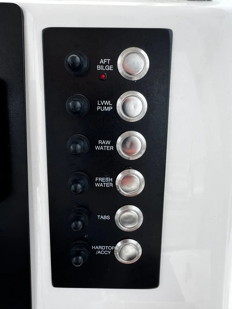 Slide: The Image of Robalo R222 2023 - 11