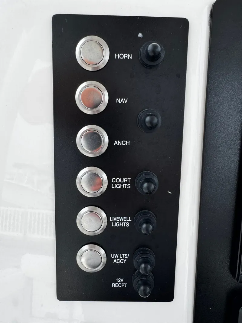 Slide: The Image of Robalo R222 2023 - 12