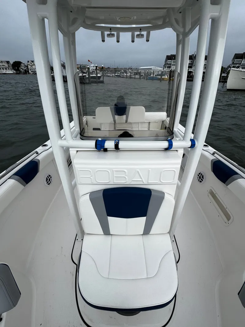 Slide: The Image of Robalo R222 2023 - 4