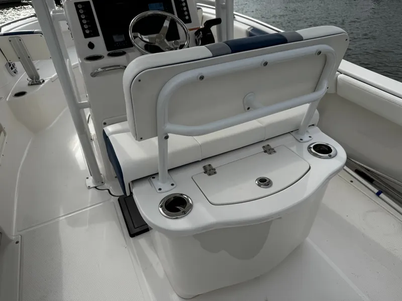 Slide: The Image of Robalo R222 2023 - 8