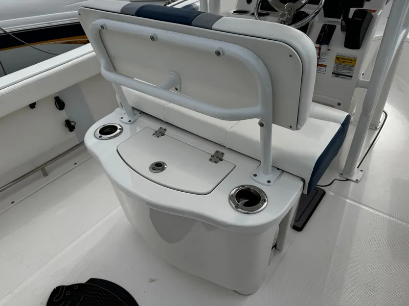 Slide: The Image of Robalo R222 2023 - 9