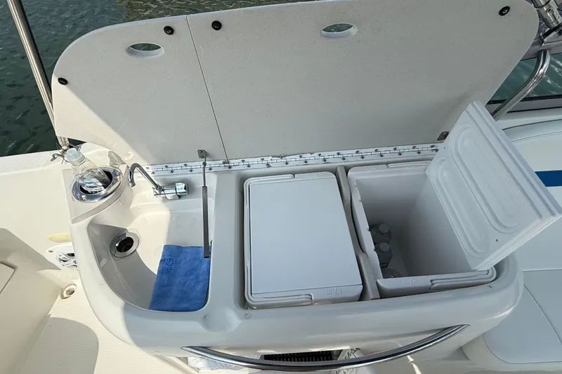 Slide: The Image of Boat sink and cooler setup on 2002 Formula 260 Sun Sport. - 12