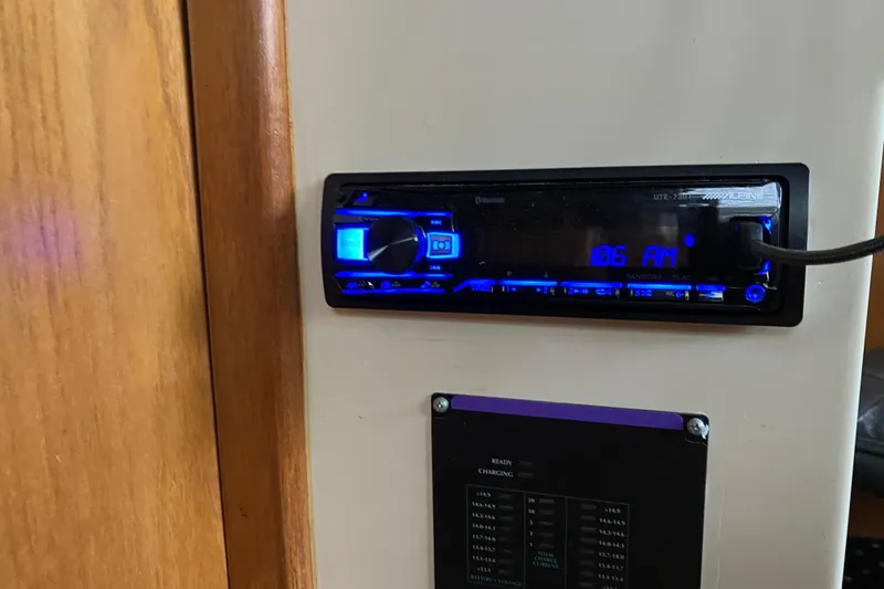 Slide: The Image of Boat stereo system in 1987 President 37 Sundeck, displaying 106 AM frequency. - 61