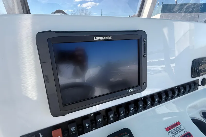 Slide: The Image of Control panel of 2015 Sea Hunt Gamefish 25 with Lowrance HDS12 display. - 19