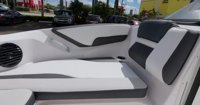 Slide: The Image of Yamaha 195S 2026 - 15