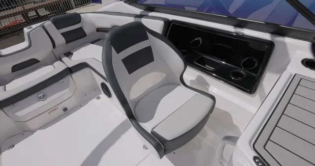 Slide: The Image of Yamaha 195S 2026 - 10