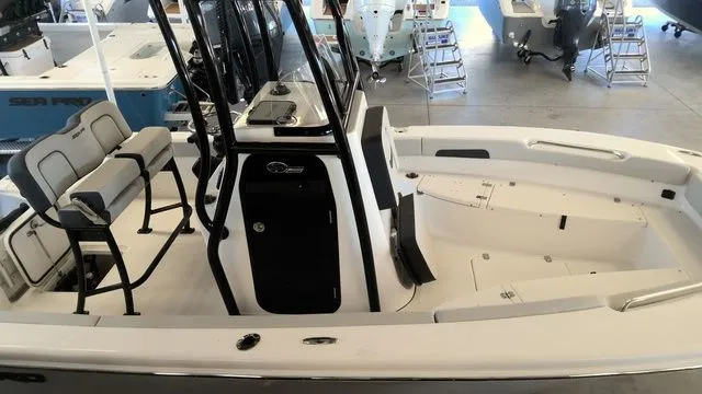 Slide: The Image of Sea Pro 202 Center Console 2026 - 6