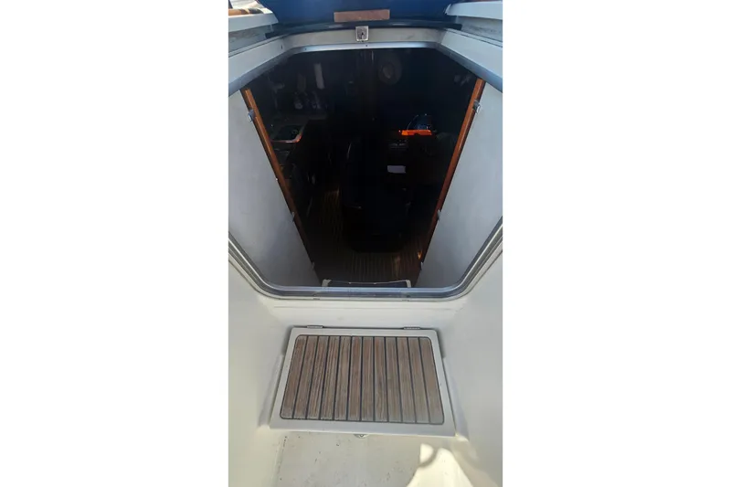 Slide: The Image of Entrance to the cabin of a 1996 Beneteau Oceanis 440 sailboat. - 15
