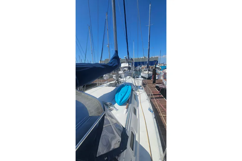 Slide: The Image of 1996 Beneteau Oceanis 440 sailboat docked at marina under clear blue sky. - 7