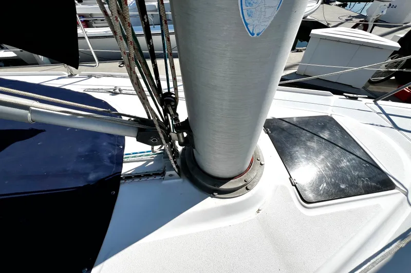 Slide: The Image of 1989 Hunter Vision 32 sailboat deck with mast and rigging details. - 20