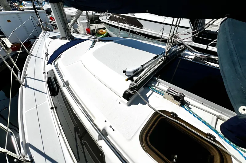 Slide: The Image of 1989 Hunter Vision 32 sailboat deck with rigging and hatch details. - 27
