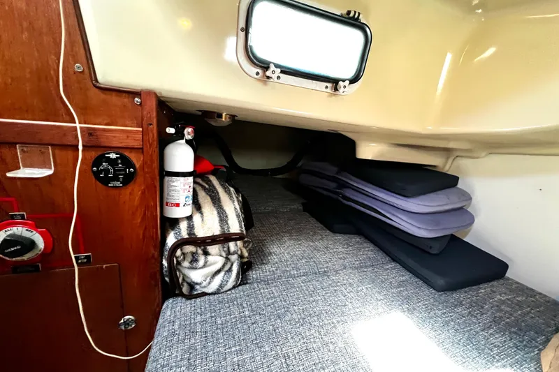 Slide: The Image of 1989 Hunter Vision 32 cabin interior with cushions and fire extinguisher. - 56