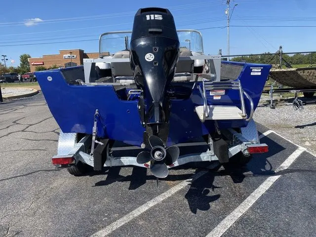 Slide: The Image of Tracker Pro Guide V-175 WT 2014 - 4