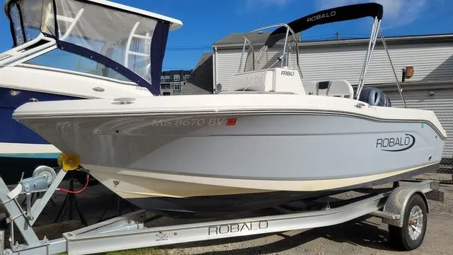 The Image of Robalo R180 Center Console 2024 - 1