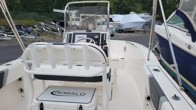 Slide: The Image of Robalo R180 Center Console 2024 - 4