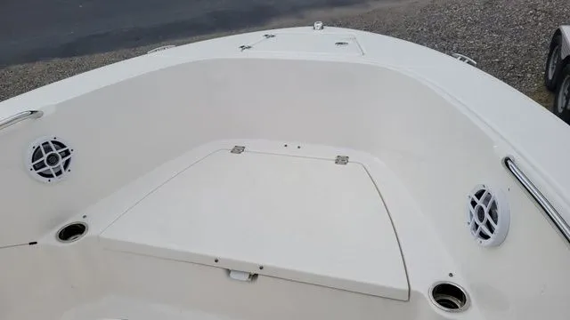 Slide: The Image of Robalo R180 Center Console 2024 - 7