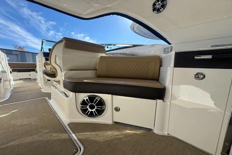 Slide: The Image of Sea Ray SLX 350 2019 - 21