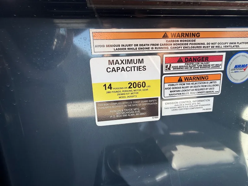 Slide: The Image of Avalon 25' Venture 85 Platinum Elite Windshield w/250HP! 2026 - 10